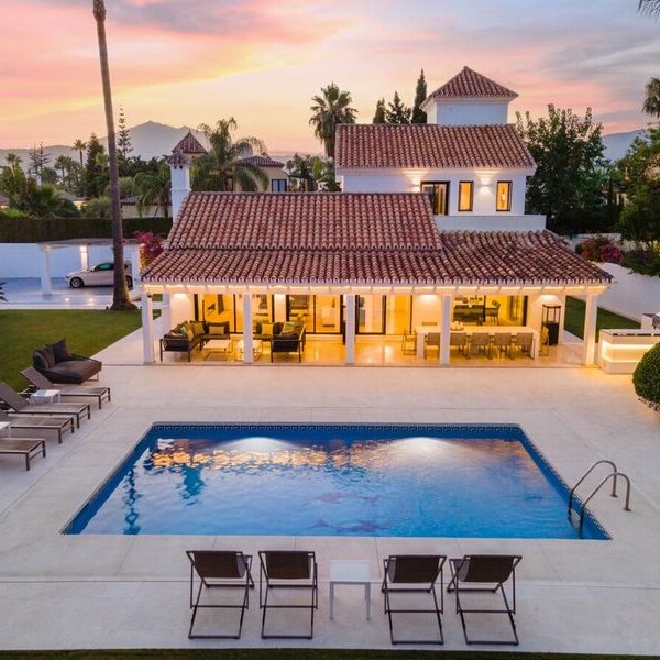 ESVH2: Romantic Villa with 4Beds prime Location in Nueva Andalucia