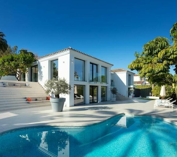 ESVH3: Modern Villa with 4Beds in best Location in Nueva Andalucia