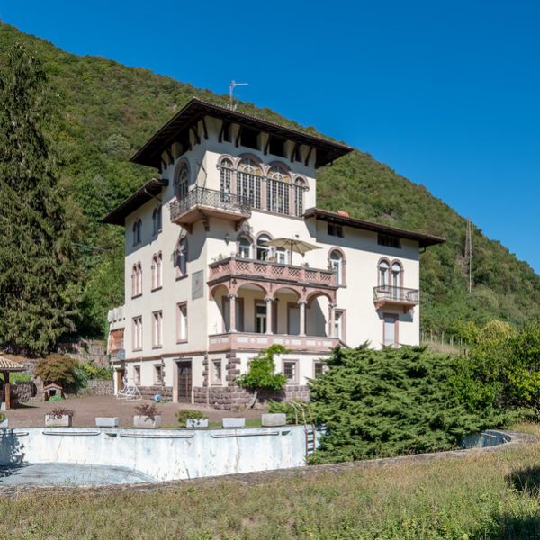 STVH4: Stately stylish Villa with 9Ro. and large Plot - Pfatten/South Tyrol